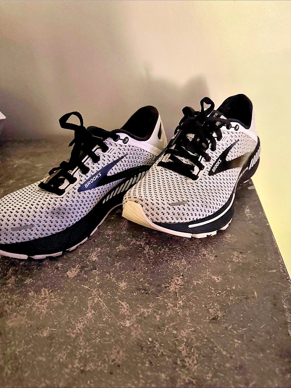 Brooks Adrenaline GTS 23 Athletic Shoes White & Black US 7.5
